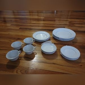1989 Ralph Lauren Claire Wedgewood 20 pieces total 5 piece porcelain dinnerware